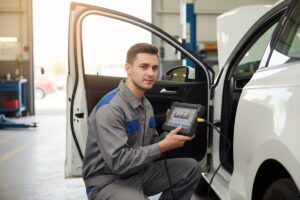 Мастер со сканером у открытой двери VW — диагностика DSG и адаптация КПП Lamando